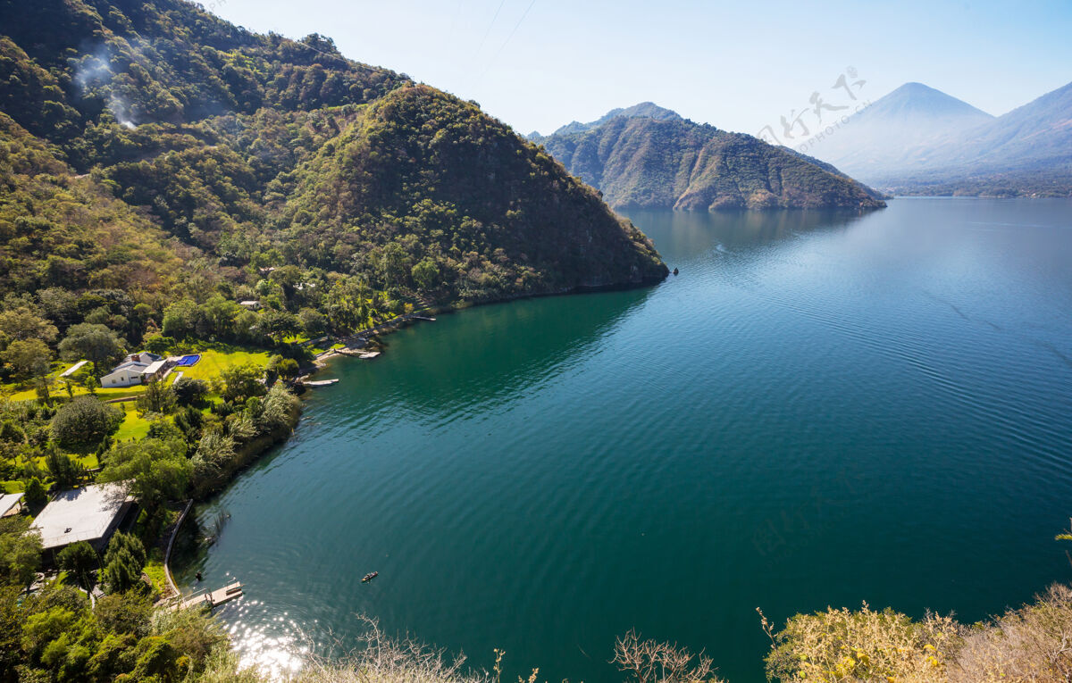 风景中美洲危地马拉高地美丽的阿蒂特兰湖和火山山雄伟真实