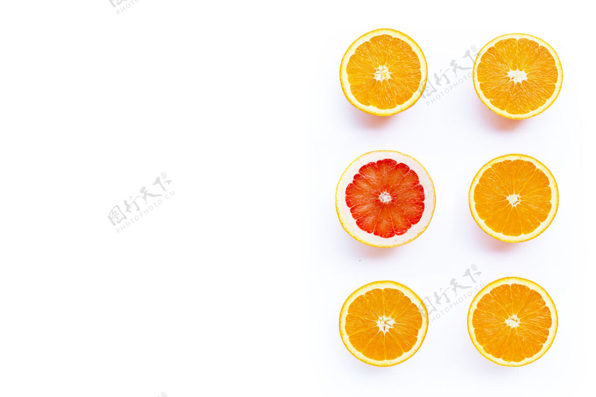 叶子高维生素c 多汁 营养丰富甜的新鲜的橘子和葡萄柚在白色的表面上皮肤热带饮料