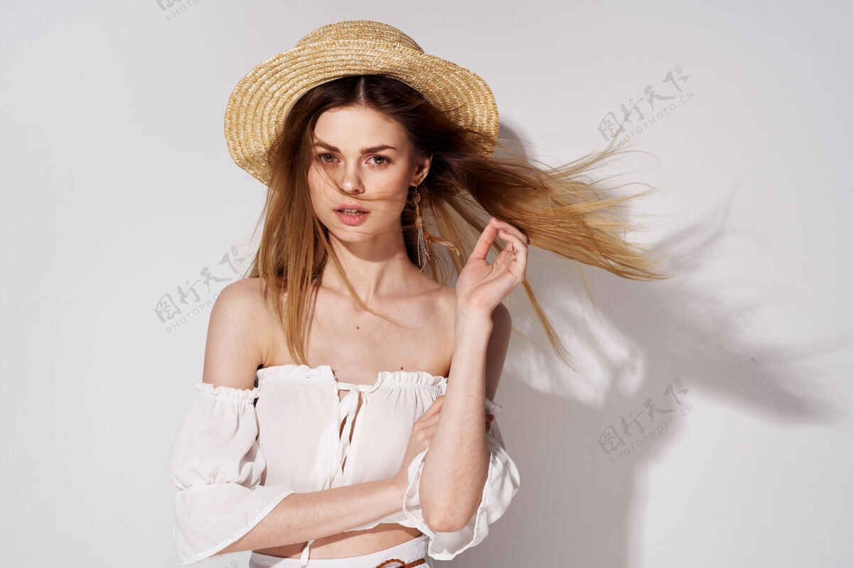 年轻美丽的女人戴着帽子魅力豪华工作室装饰模型太阳镜时尚肖像