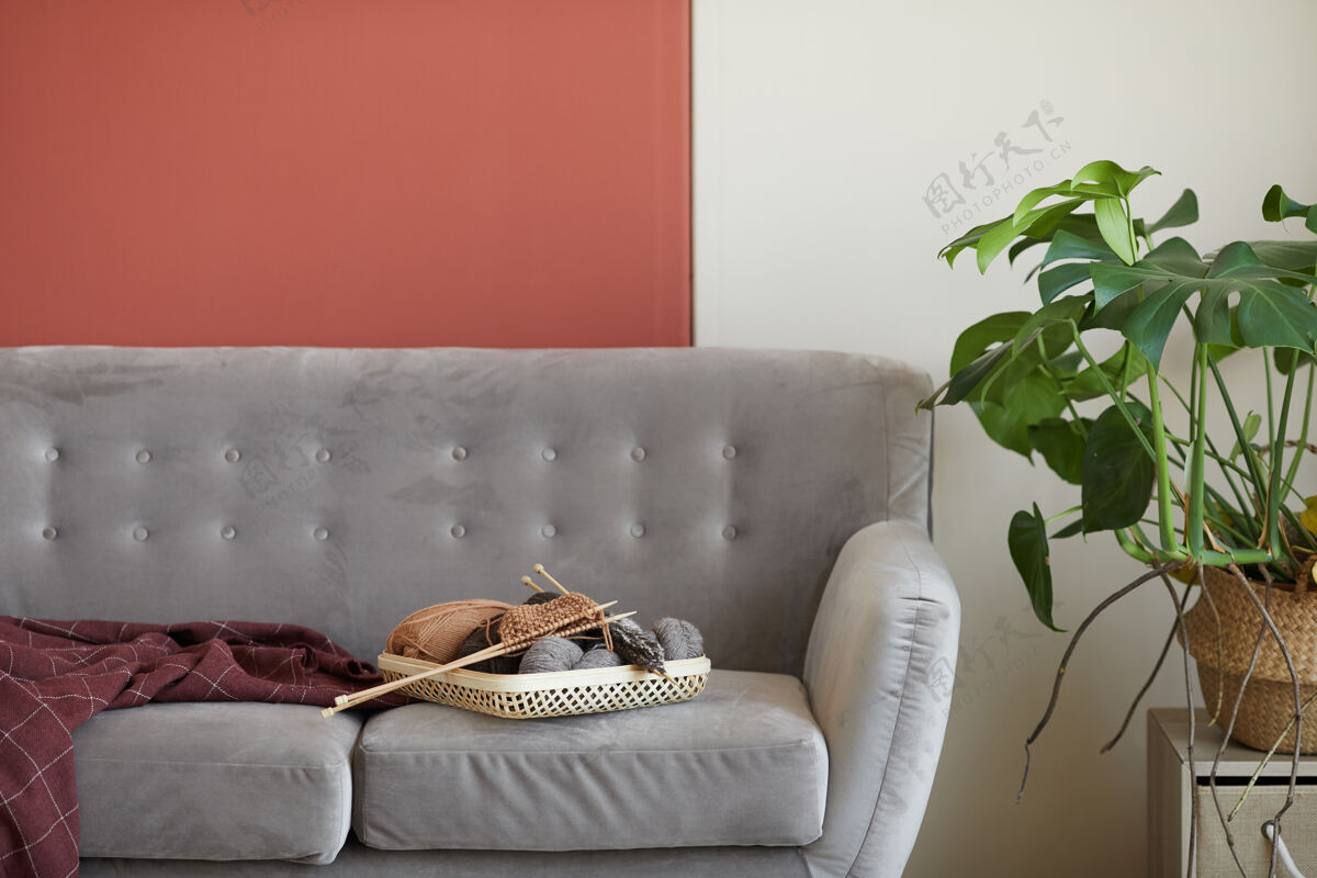 沙发房间里舒适的现代沙发 上面有羊毛球桌子现代的扶手椅