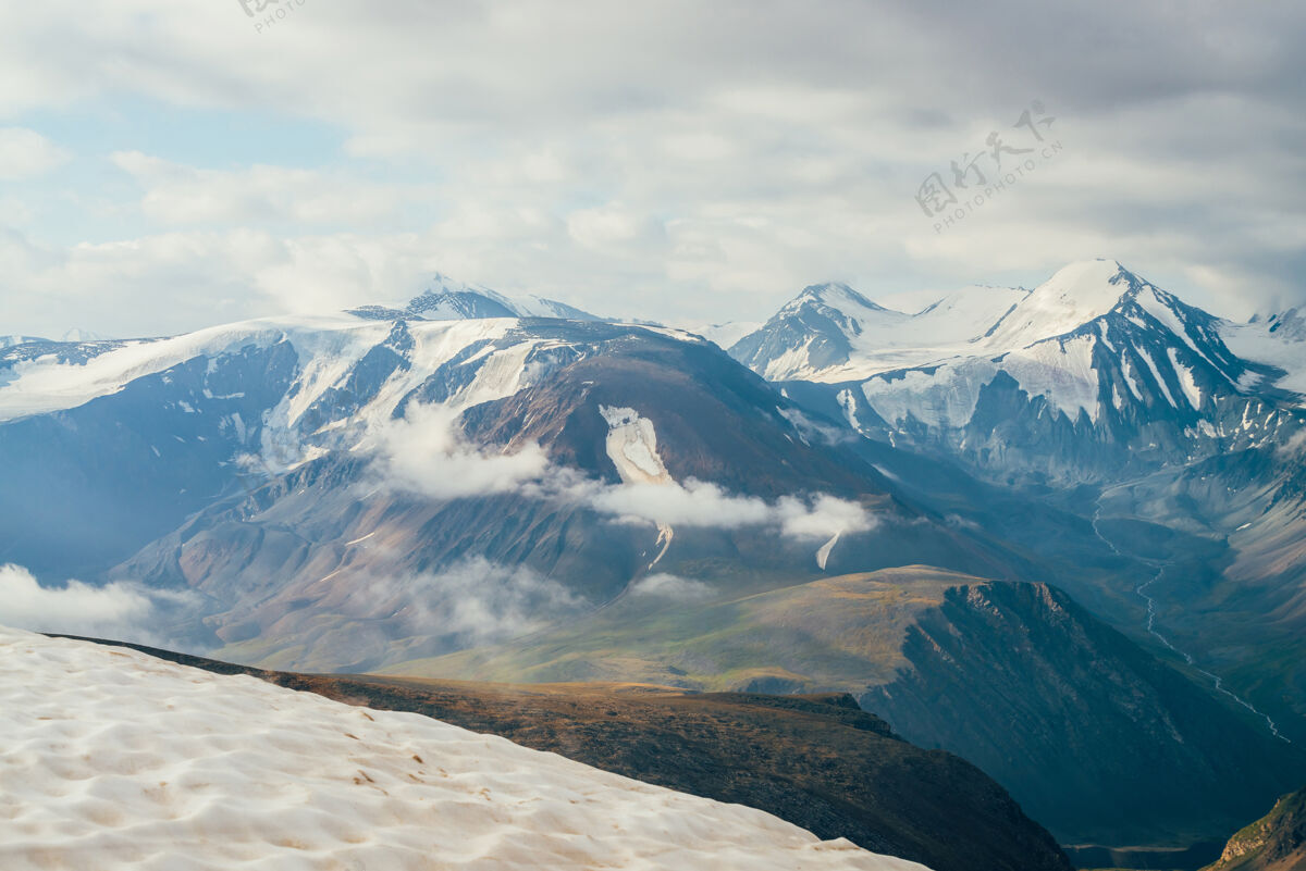 大大氣的高山景觀 山頂有雪 還有大雪山巨大溪流低云