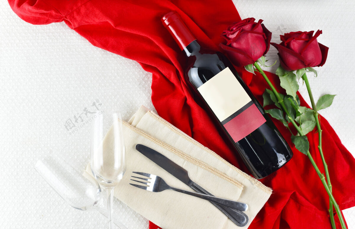 眼镜情人节餐桌上摆着香槟酒杯和红玫瑰情人节开花庆祝