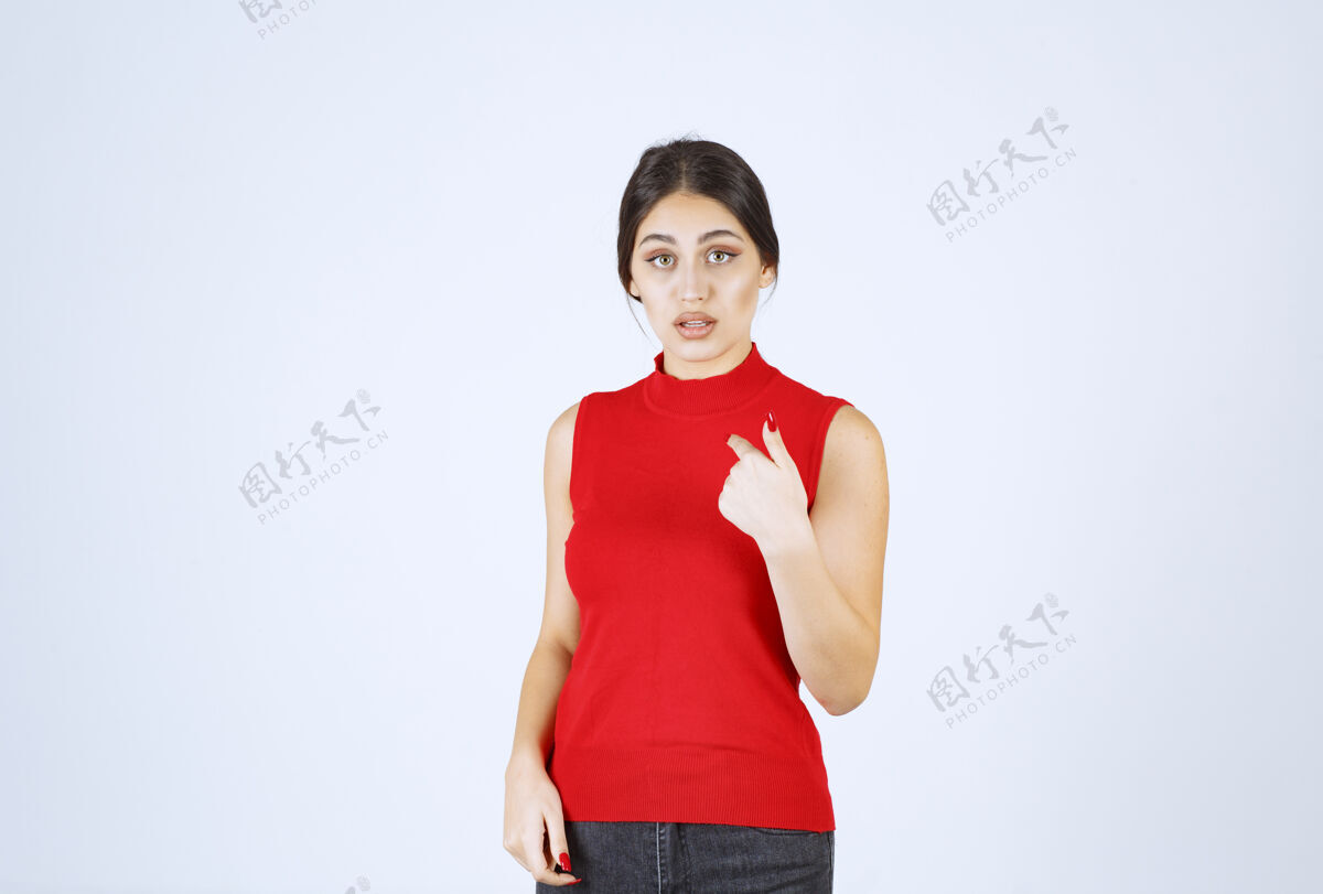 女人穿红衬衫的女孩指着自己自我工人服装