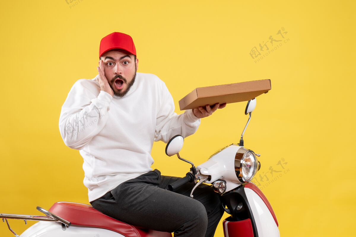 摩托车男快递员拿着黄色的快递食品食物摩托车男快递