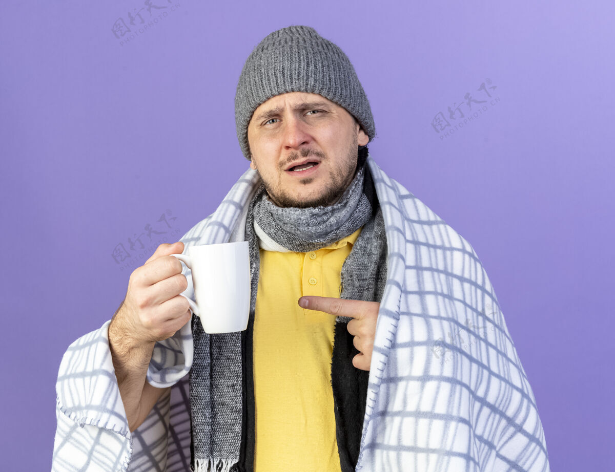 斯拉夫年轻的金发病斯拉夫男子戴冬季帽子和围巾疾病格子男人