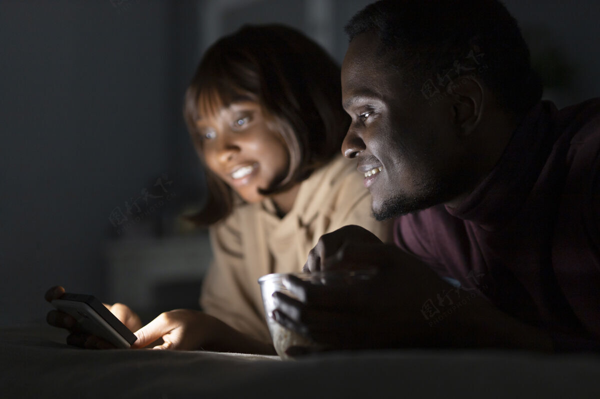 订阅非洲裔美国夫妇在看netflix电影手表娱乐