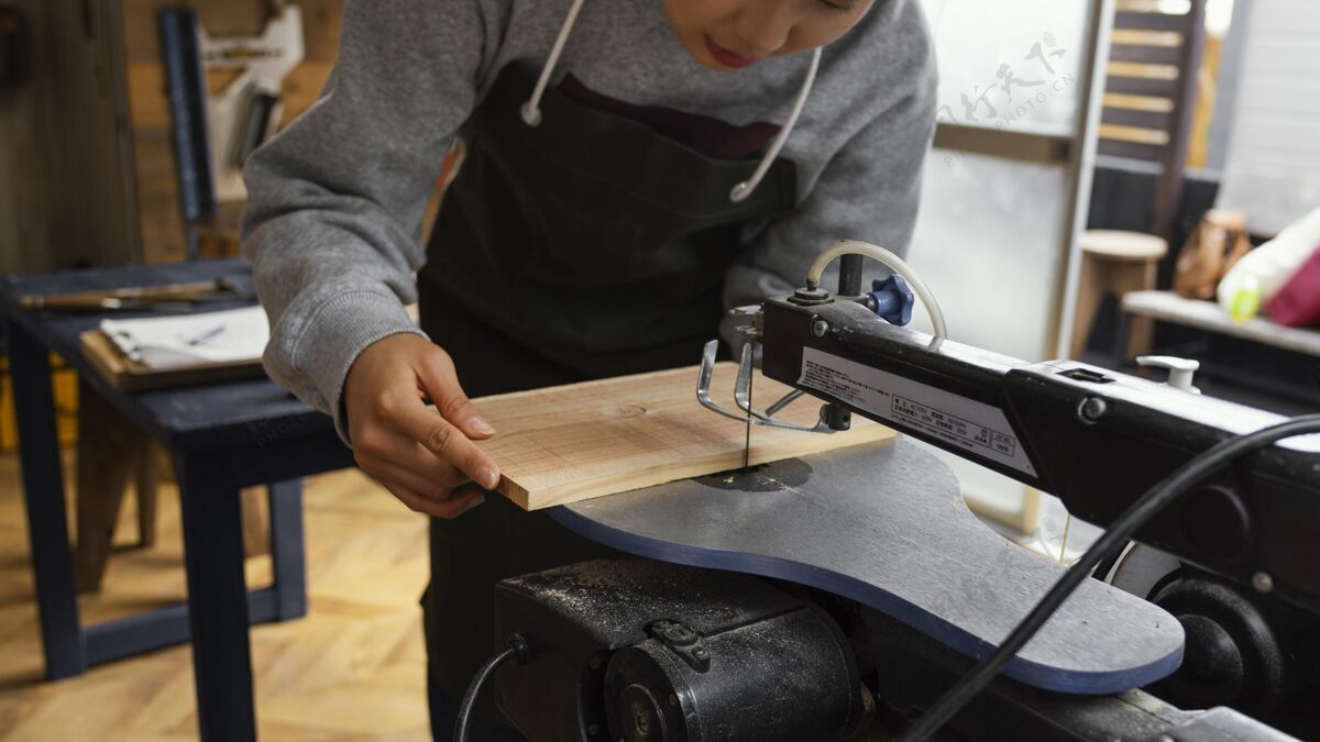 艺术家用木头切割双手女人生活方式创作
