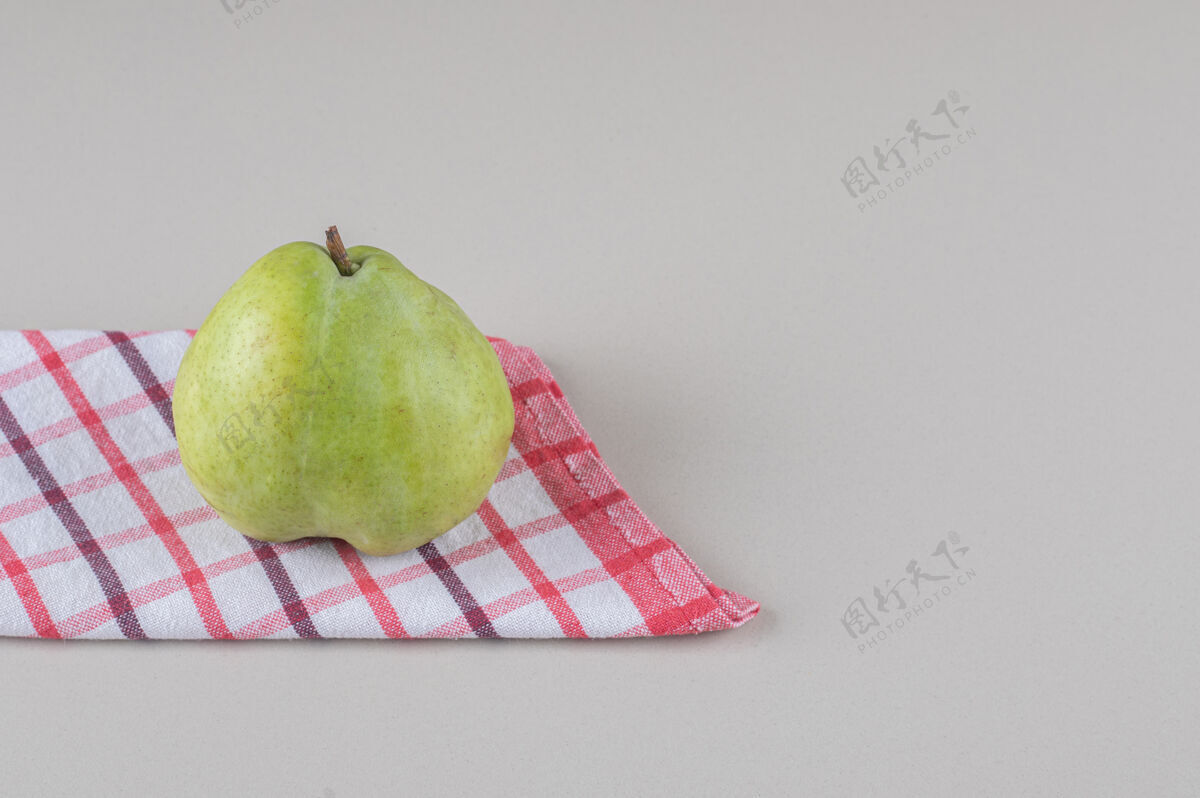 配料把毛巾叠在大理石上的梨子下面营养天然美味