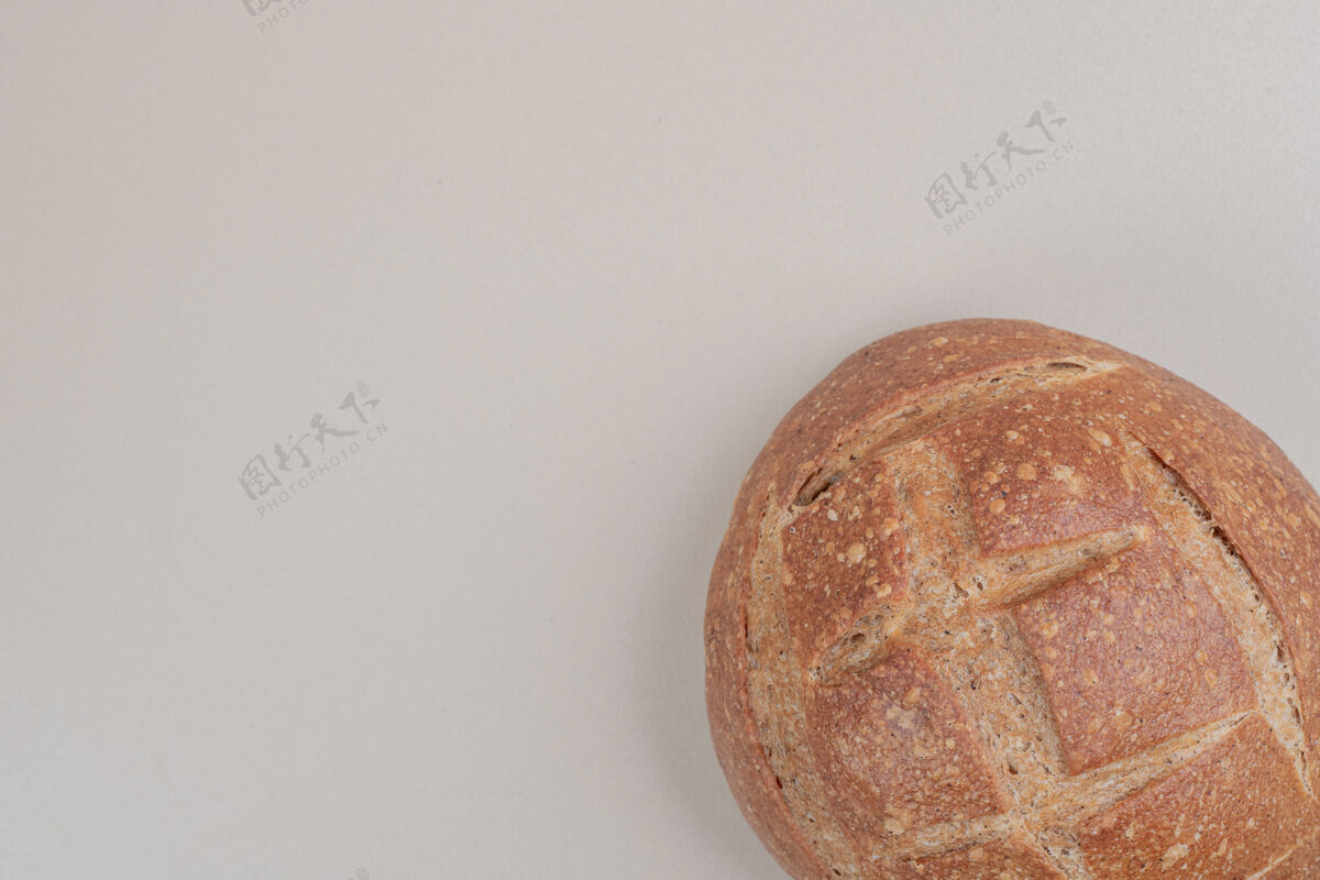 面包房美味的面包在白色的表面鲜亮面包皮烘焙