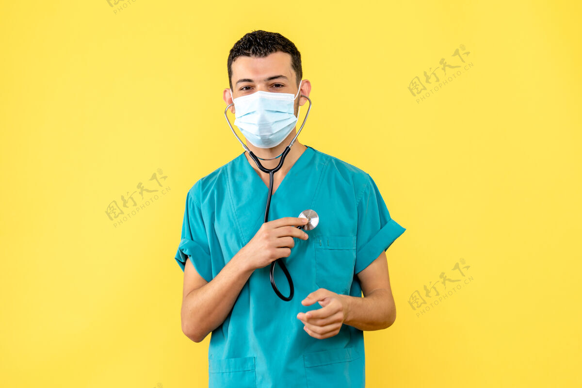 冠状病毒戴着口罩的医生戴着电话内窥镜谈论冠状病毒后的心脏问题壁板谈话医疗器械