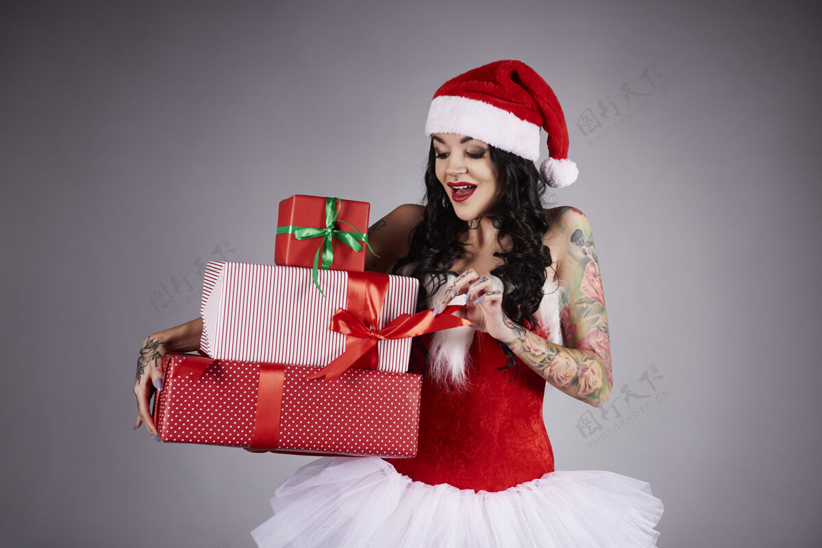 礼物惊喜的女人打开圣诞礼物圣诞礼物黑色头发惊喜
