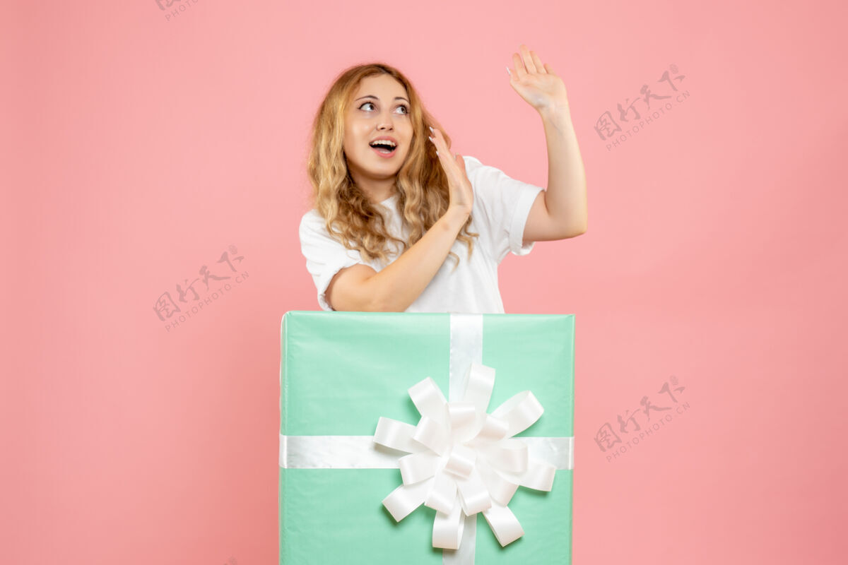 颜色正面图年轻女性站在礼品盒内女性微笑节日