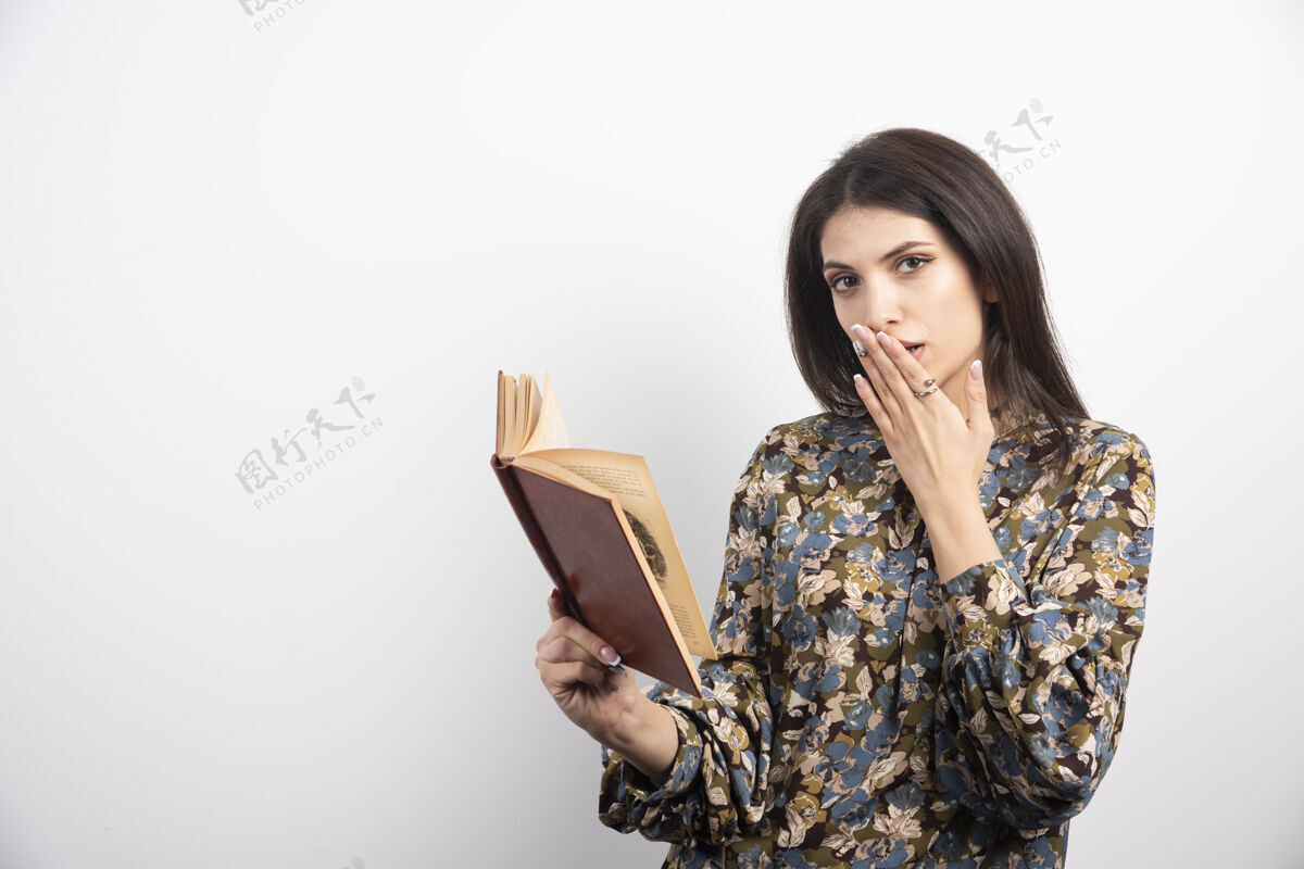 书黑发女人在白色背景上看书女孩肖像黑发