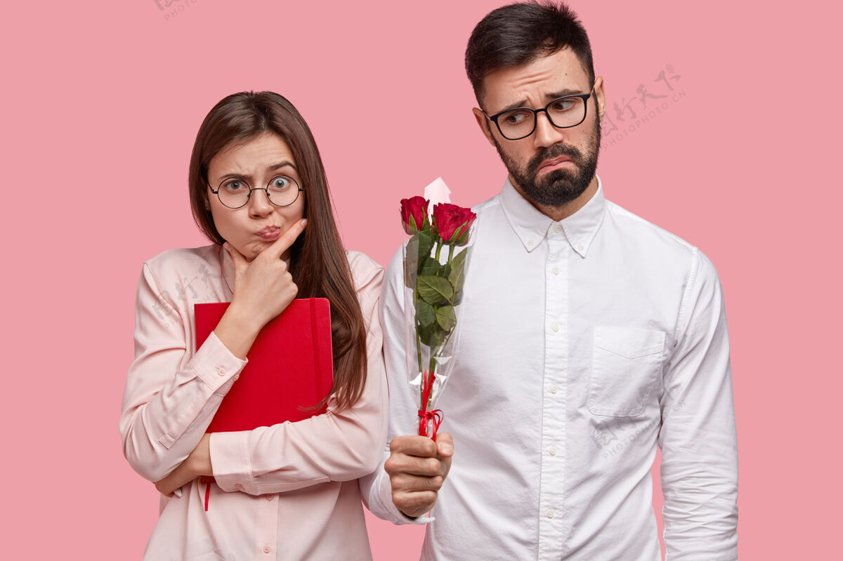 学生人 约会和关系的概念不高兴的胡须男子在白色优雅衬衫给女朋友玫瑰 想道歉浪漫不高兴庆典