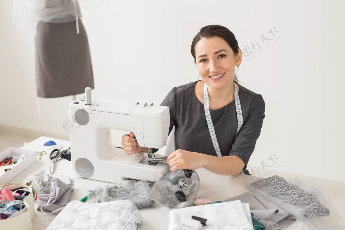衣架裁缝 裁缝和创意概念-服装设计师的肖像与缝纫机在白色表面身材时装细节