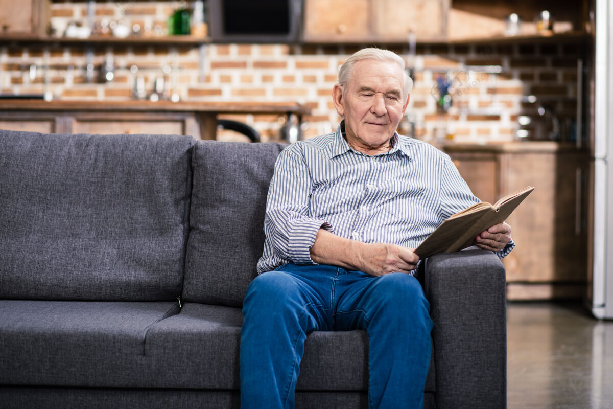 房子老好人坐在沙发上看小说退休公寓沙发