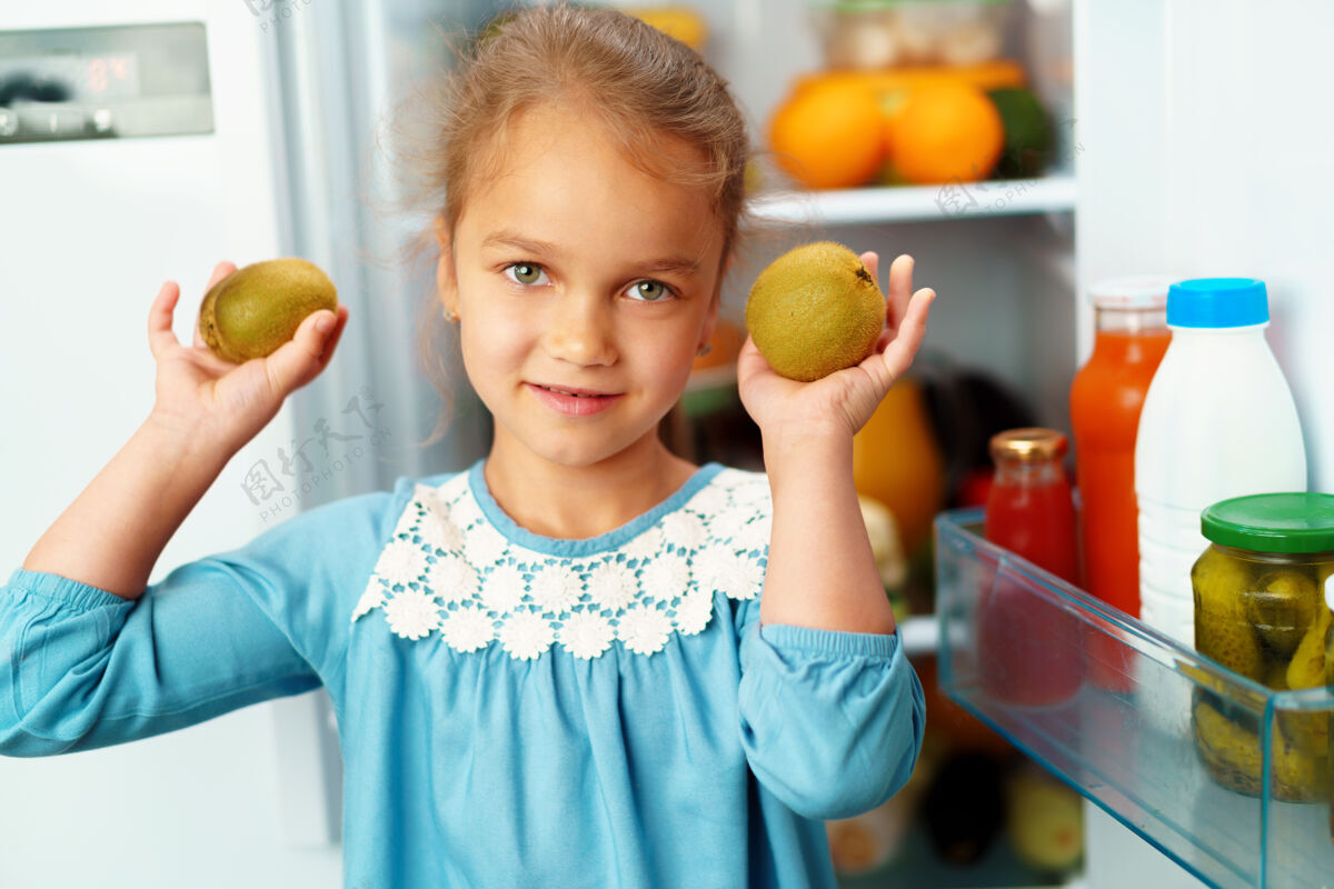 人站在冰箱前挑选食物的小女孩家庭脸白种人