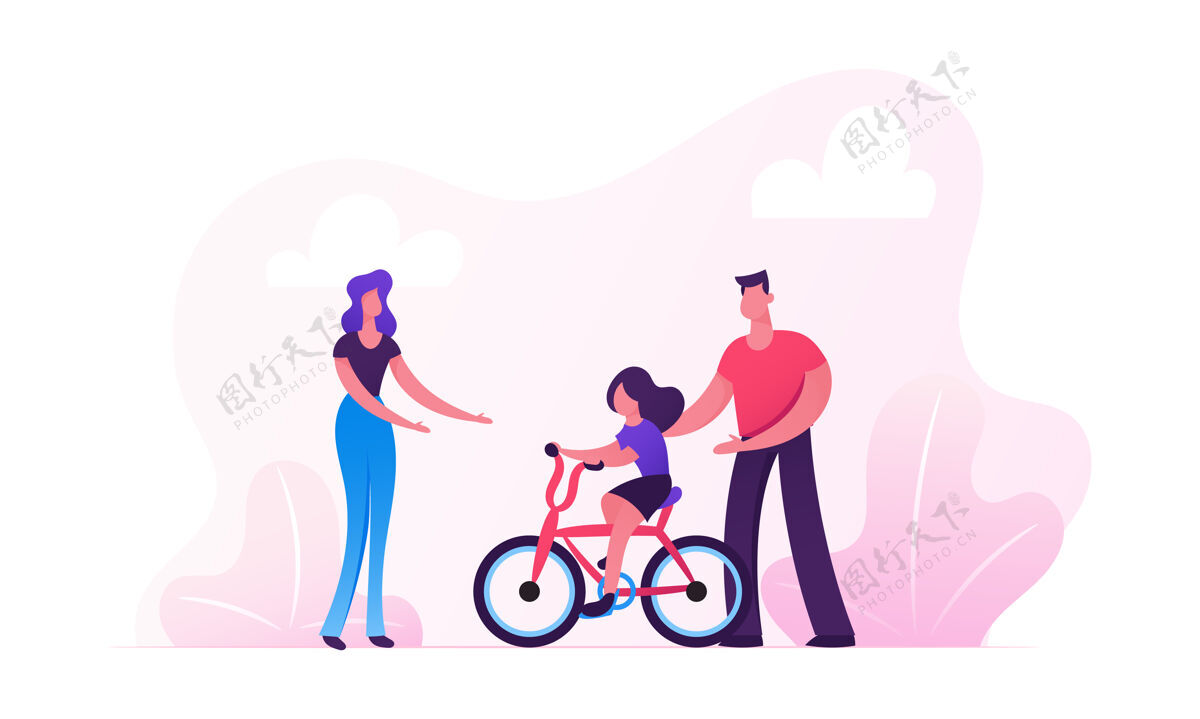公园家长教孩子在城市公园骑自行车骑自行车女儿人