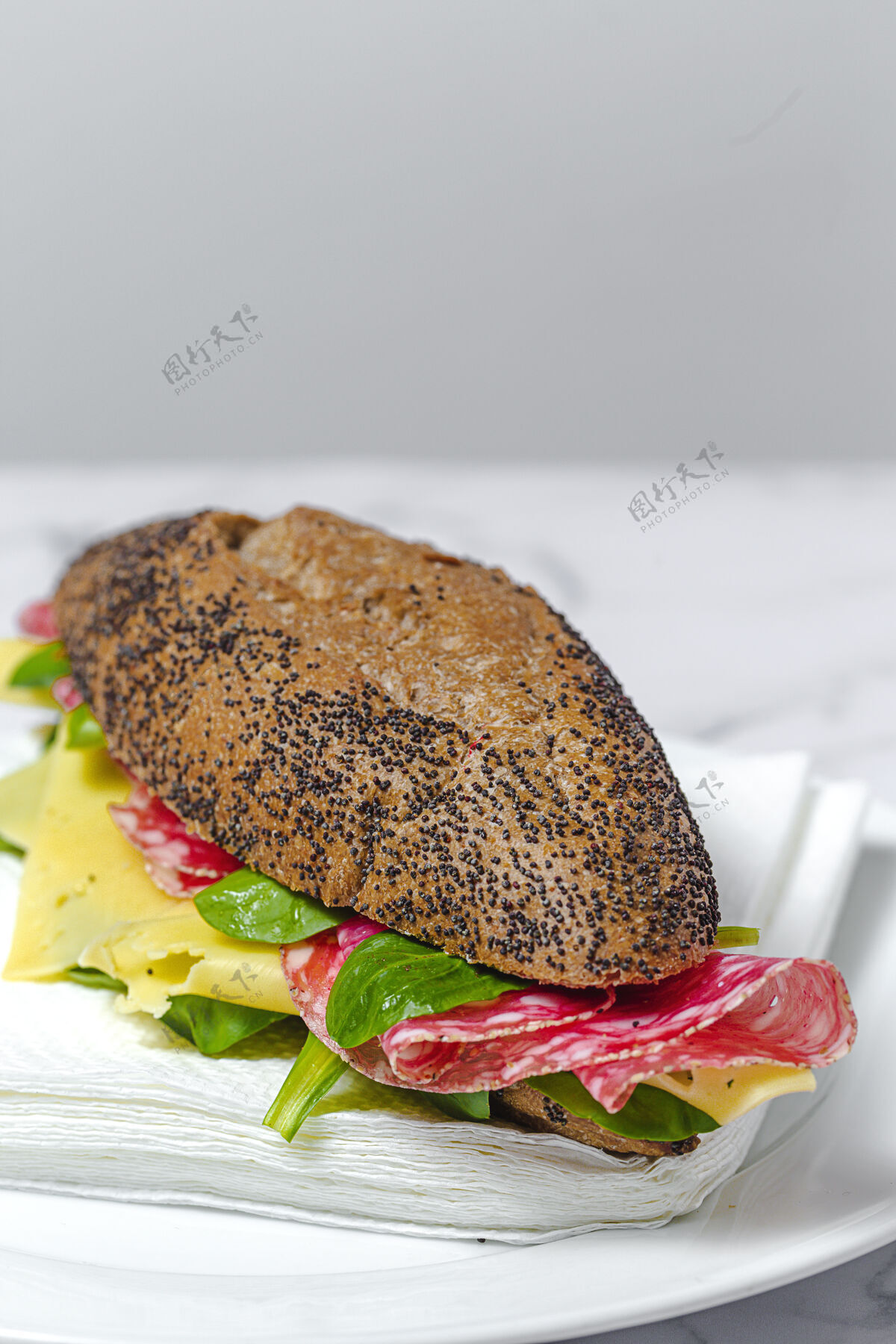 快餐自制香肠三明治配生菜和芝士 配种子面包带走送食物无名小卒肉法式面包