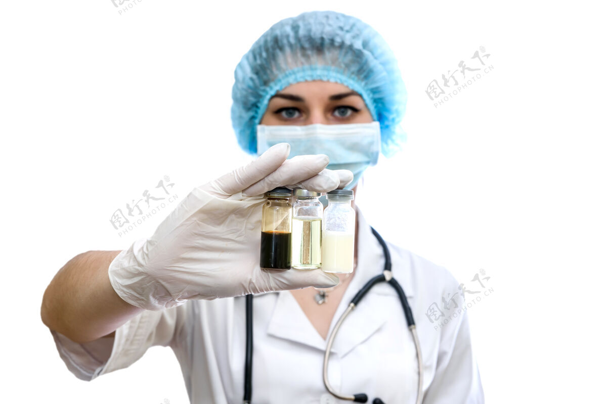 健康医生拿着隔离在白墙上的药物安瓿液体挑选实验室