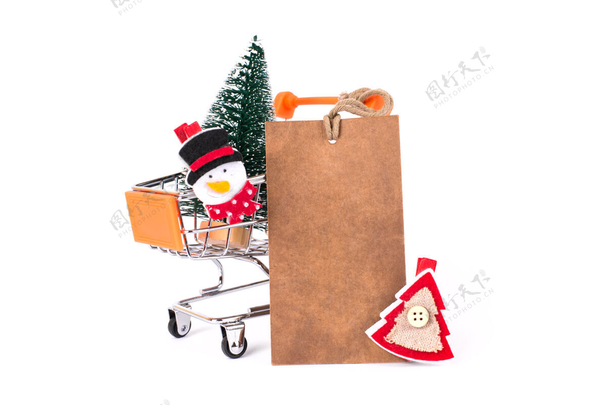推车圣诞快乐假期特写有趣有趣时髦的圣诞老人雪人红色和绿色的树里面的小推车隔离在白色墙壁复制空间超市空移动