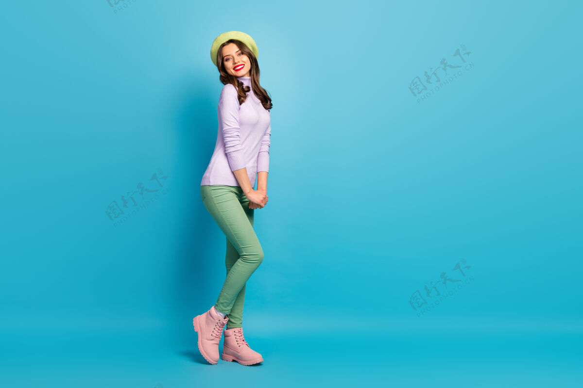 欢呼全尺寸资料照片美丽的旅游女士好心情走在街上国外穿绿色贝雷帽紫色高领套头衫裤子鞋孤立的蓝色墙壁好春天靴子
