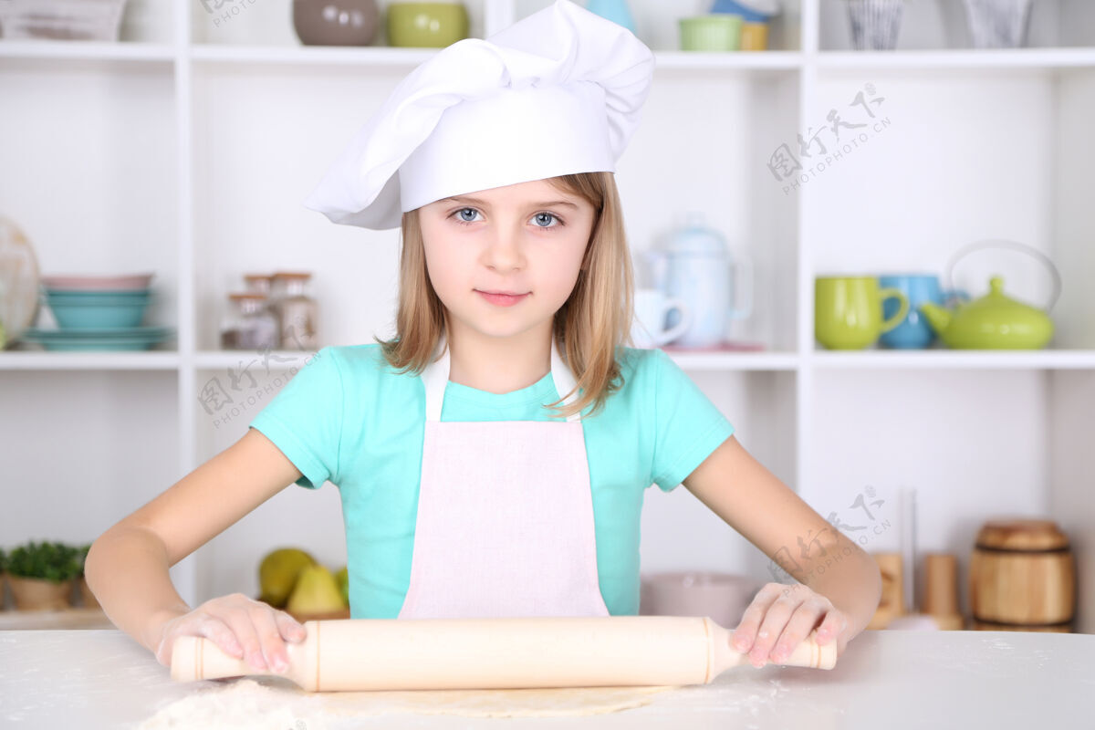 架子小女孩在家的厨房里准备蛋糕面团可爱架子漂亮