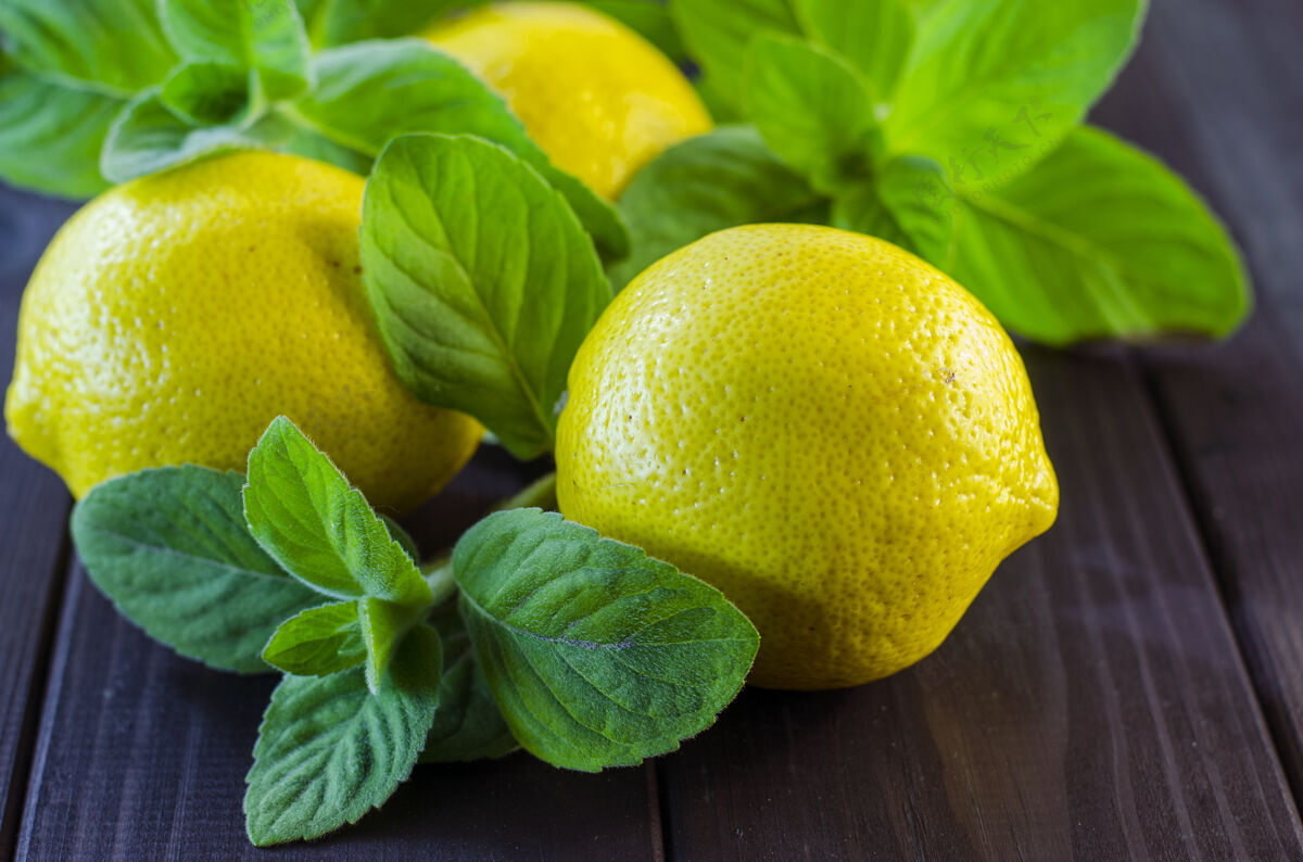 配料新鲜的柠檬和薄荷放在桌子上特写酸橙茶莫吉托