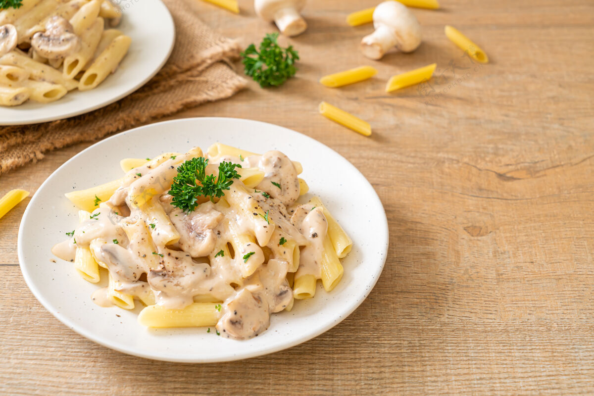 地中海佩恩意大利面奶油蘑菇酱-意大利菜风格烹饪美味费图西尼