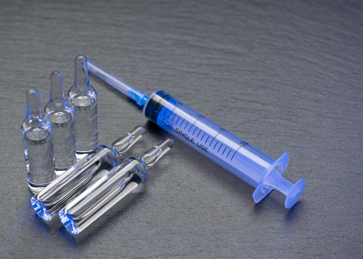 冠状病毒医疗瓶和安瓿注射和注射器上的灰色表与复制空间药物疾病安瓿