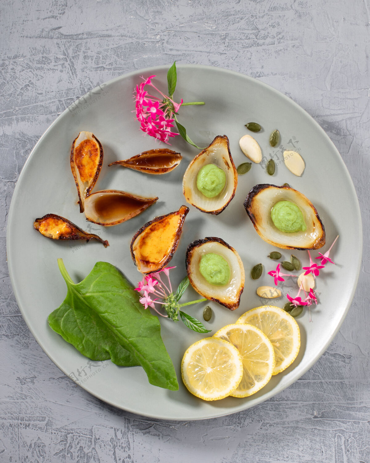 生的五彩缤纷的美食艺术组合在盘子上 配以蔬菜和蔬菜叶子.顶查看柠檬厨房健康