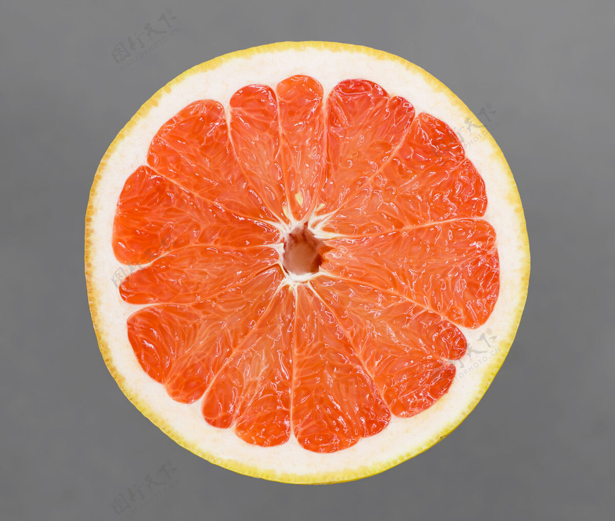 红色成熟的半个粉红葡萄柚柑橘类水果隔离在灰色背景上食物团体剪辑