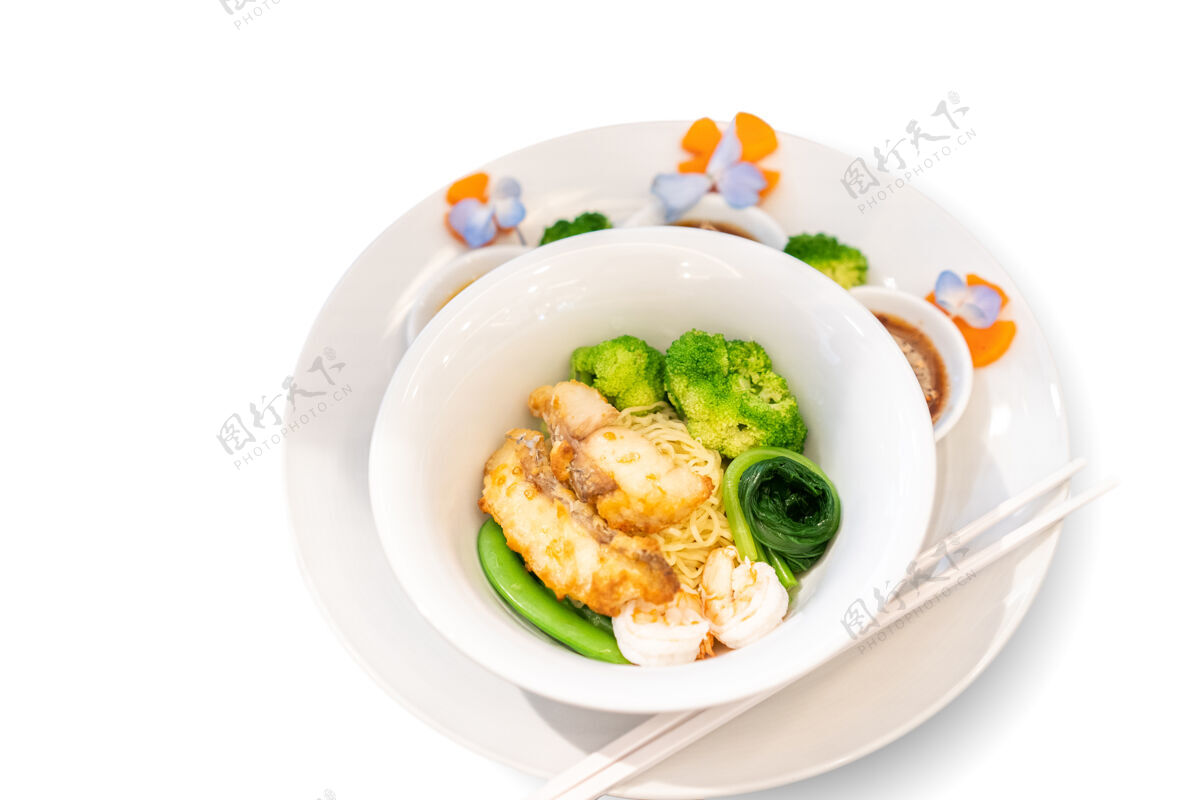 装饰白碗泰式炸鱼挂面 可供午餐或晚餐食用吃辛辣亚洲