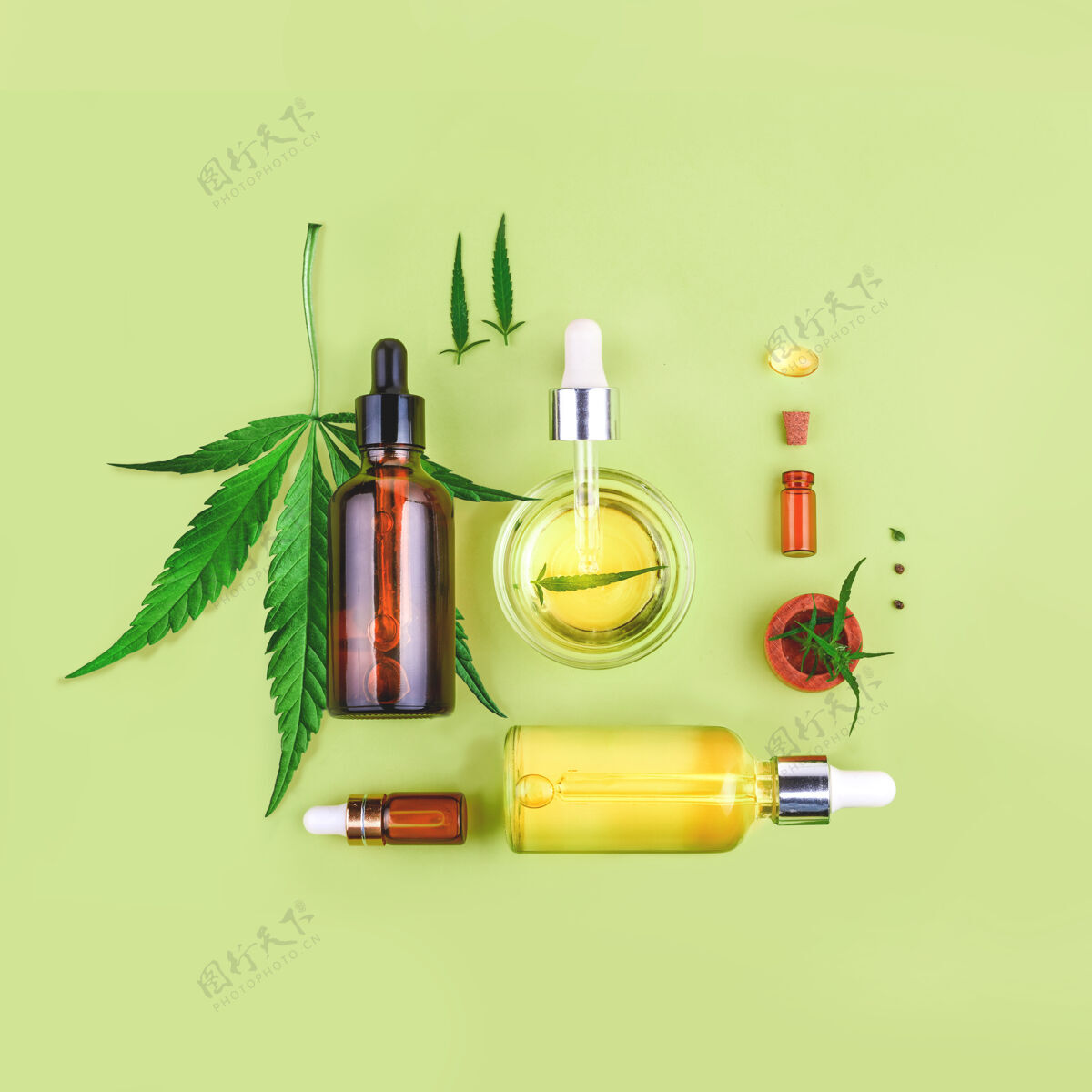 油玻璃瓶与cbd石油 四氢呋喃酊剂和大麻叶的绿色化妆品身体护理替代品