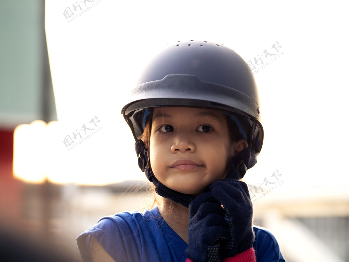 骑手亚洲学童女孩骑马 在牧场骑马或练习骑马骑手可爱孩子