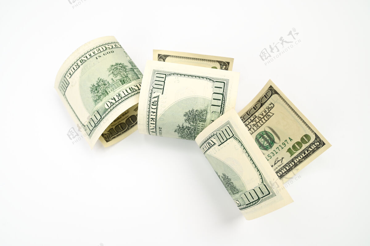 货币一百美元的钞票卷起 在一个孤立的白色背景上高质量的照片工资富人美元