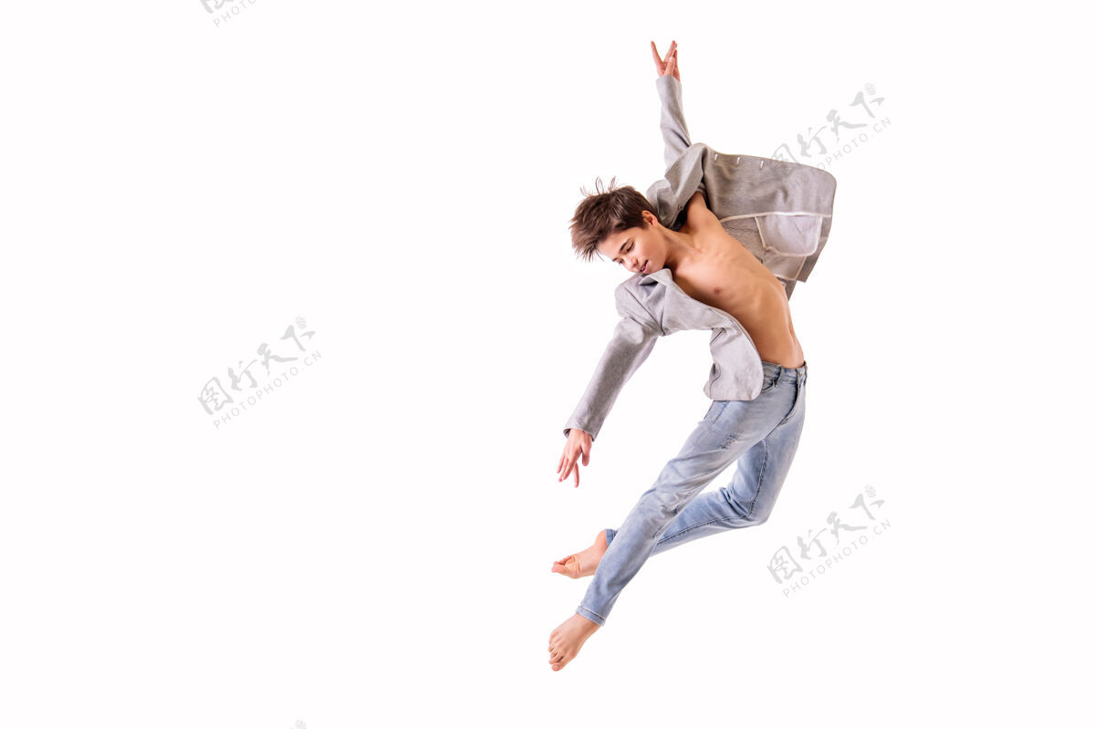 肌肉芭蕾舞演员十几岁的男孩赤脚跳 在白色背景上孤立体操弯曲运动