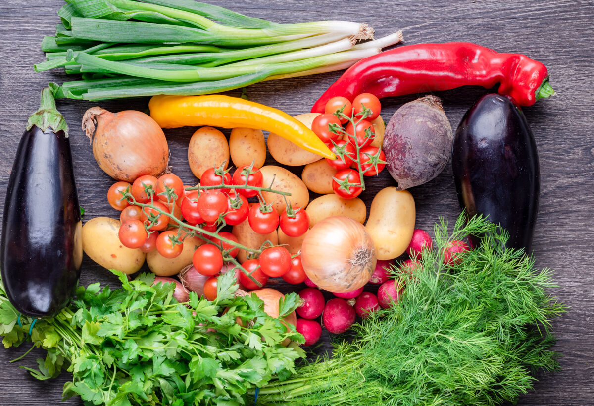 混合新鲜五颜六色的有机蔬菜放在质朴的木桌上 农耕和健康的食物理念配料作物收获