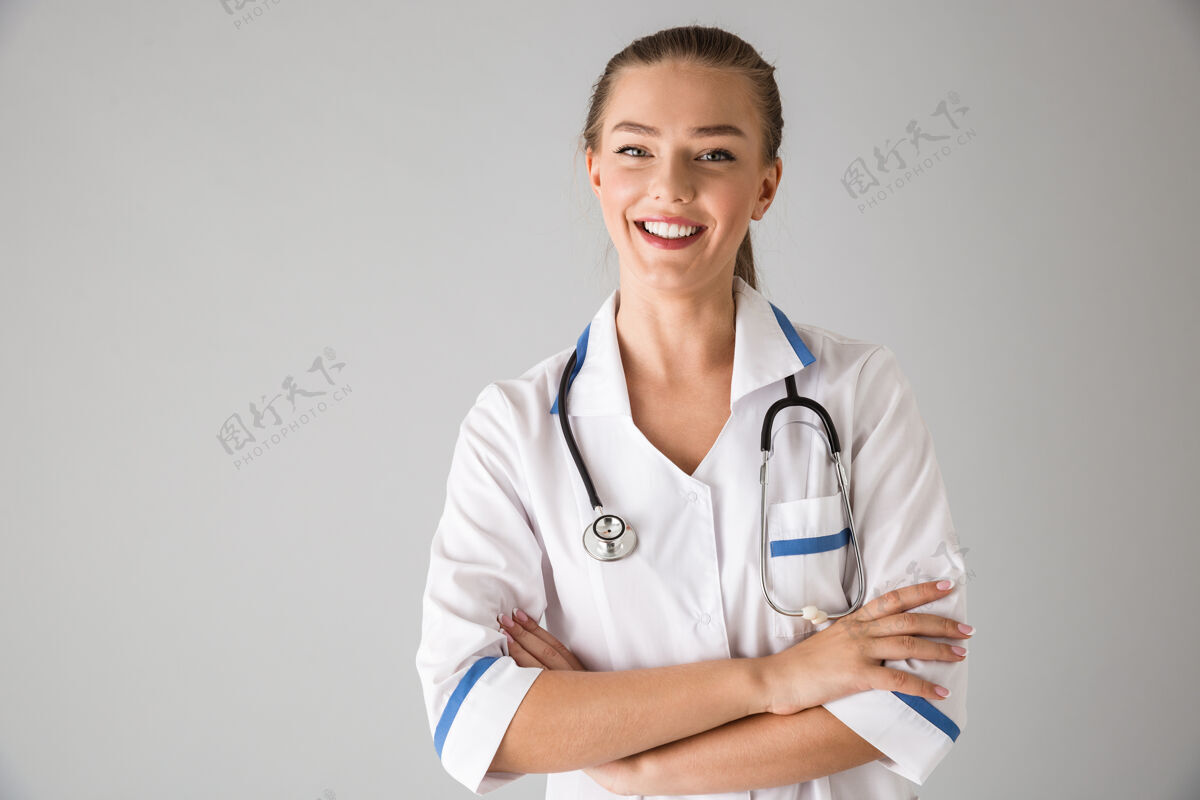 医学一位年轻漂亮的美容师医生被隔离在灰色墙壁上的照片药学医院专家