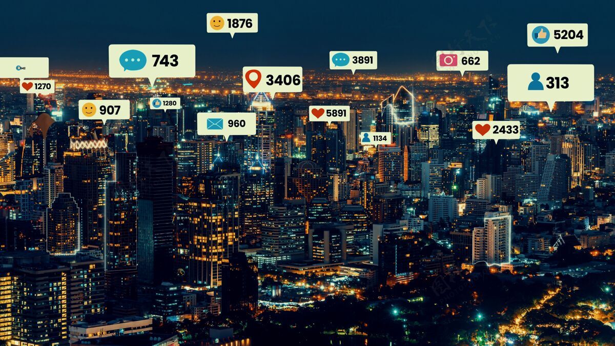 社交网络社交媒体图标飞过市中心 显示人们的参与联系聊天社交媒体群