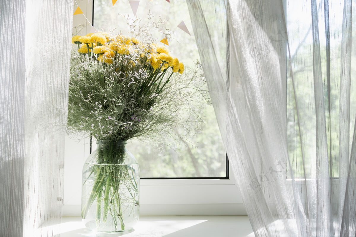 太阳窗外花瓶里的一束黄菊花概念背景 鲜花 节日嫩填充明亮