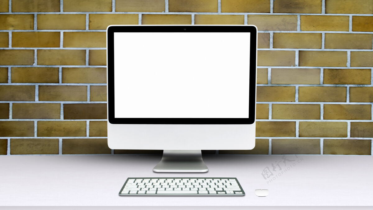 艺术家电脑显示器在办公室风格的办公桌上的白色屏幕上隔离数字室内工作区