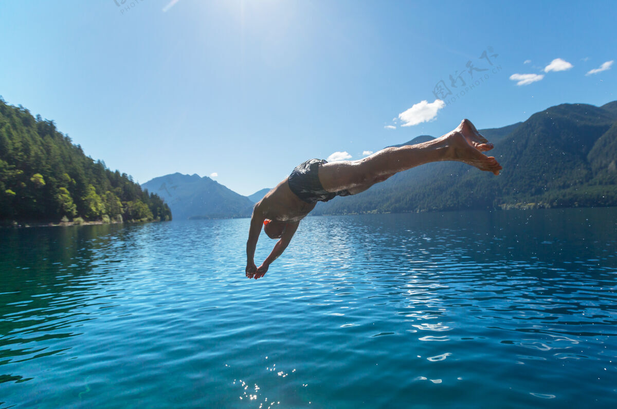 湖泊夏天跳湖的人表达飞翔游泳