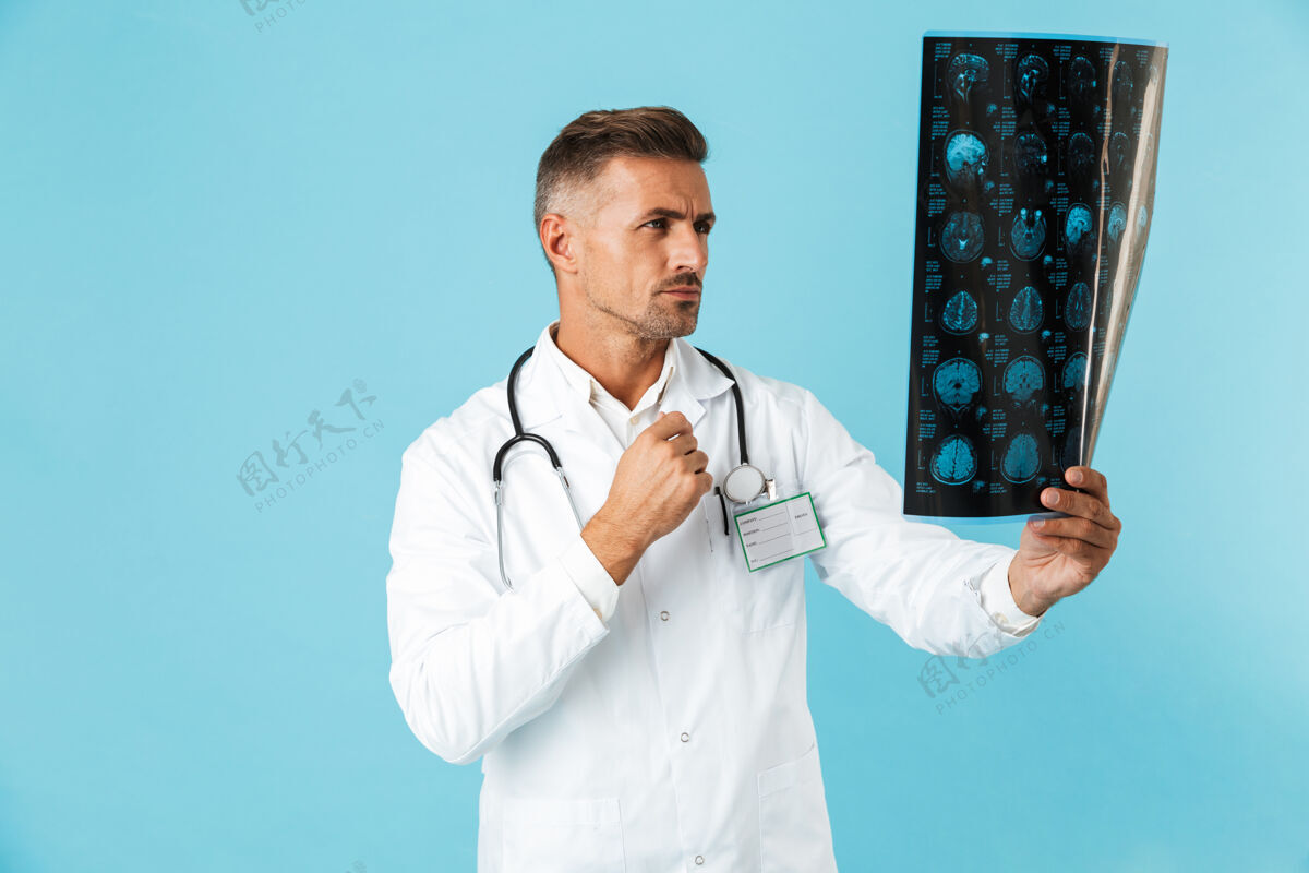 医院带听诊器的专业医生的肖像 手持x光片 孤立地站在蓝色的墙上医疗情绪救护车