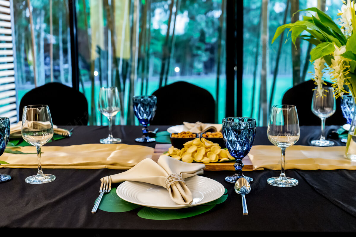 奢华豪华午餐或晚餐 长桌图案 黑色花饰餐桌餐桌优雅浪漫