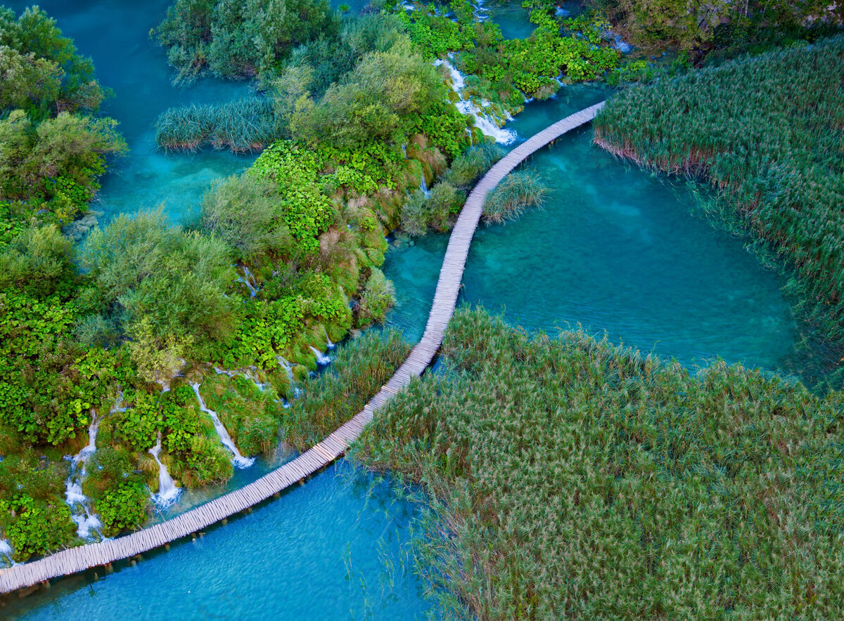 夏天美丽的鸟瞰与步行道在普利特维兹湖国家公园 克罗地亚瀑布瀑布自然