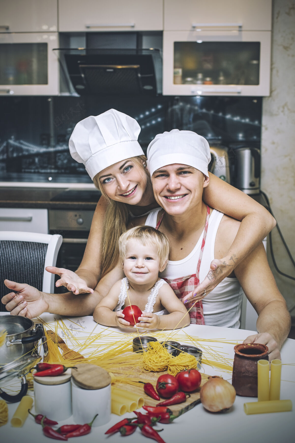 西红柿一家人 快乐的女儿带着爸爸妈妈在家厨房一起欢笑和准备食物 带着爱爸爸营养房子