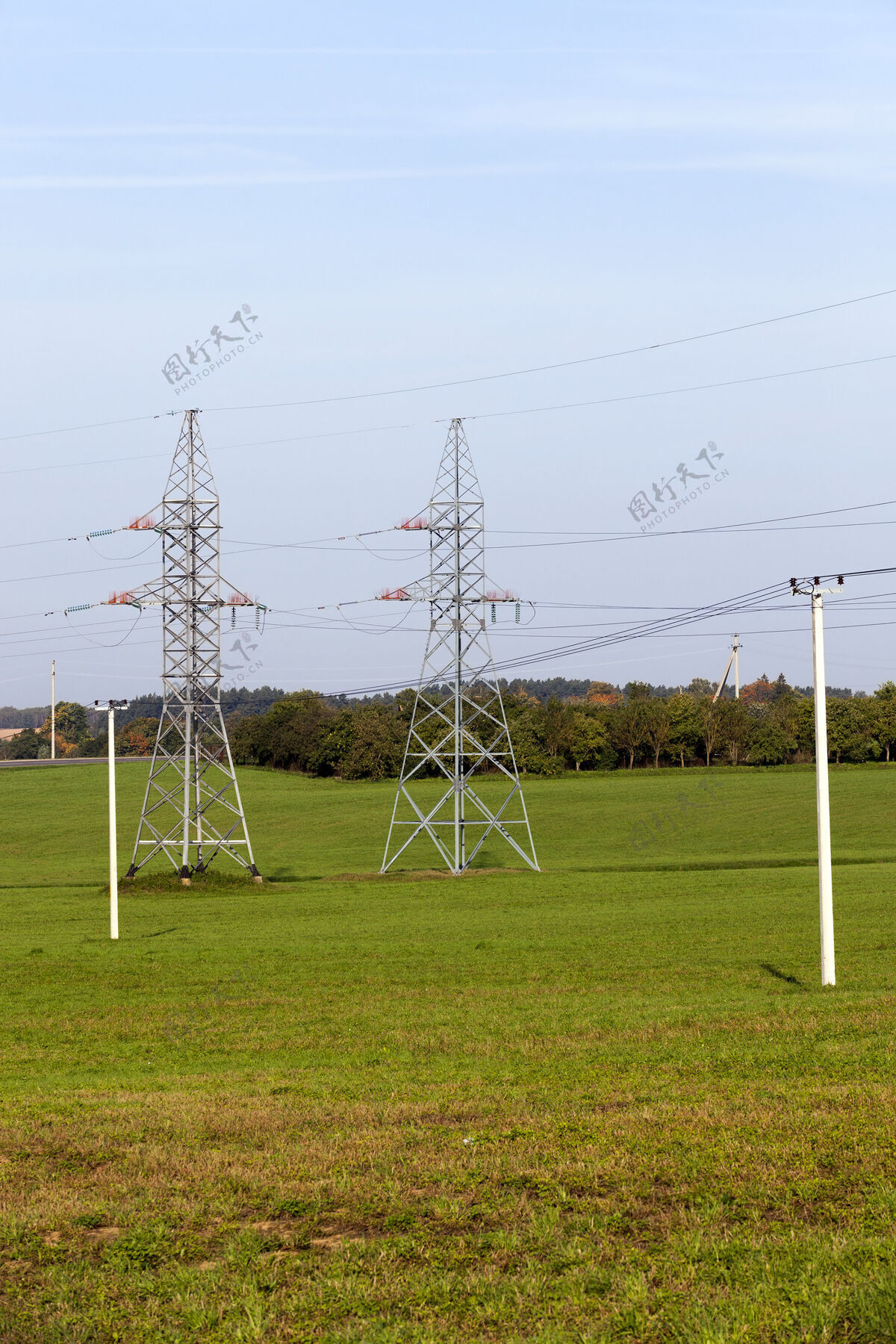 电力电力和高压电线杆在一片绿草映衬的蓝天上草地土地配电