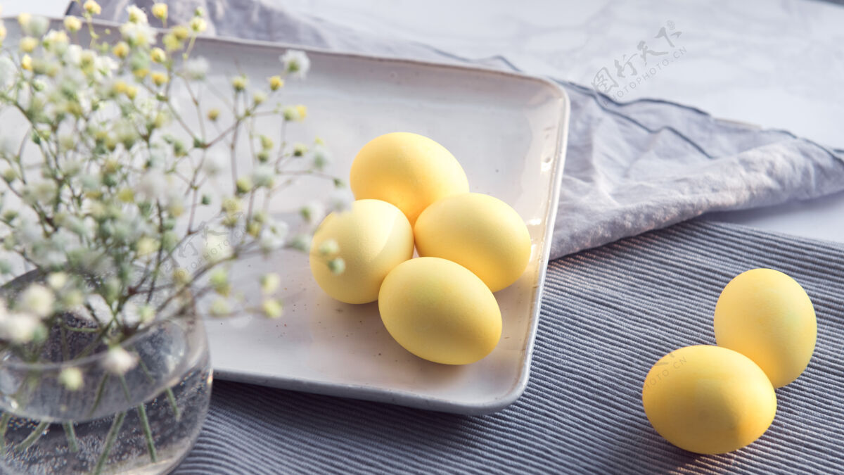 吉普赛拉复活节彩蛋是黄色的 灰色布条上装饰着团花蛋衣服花