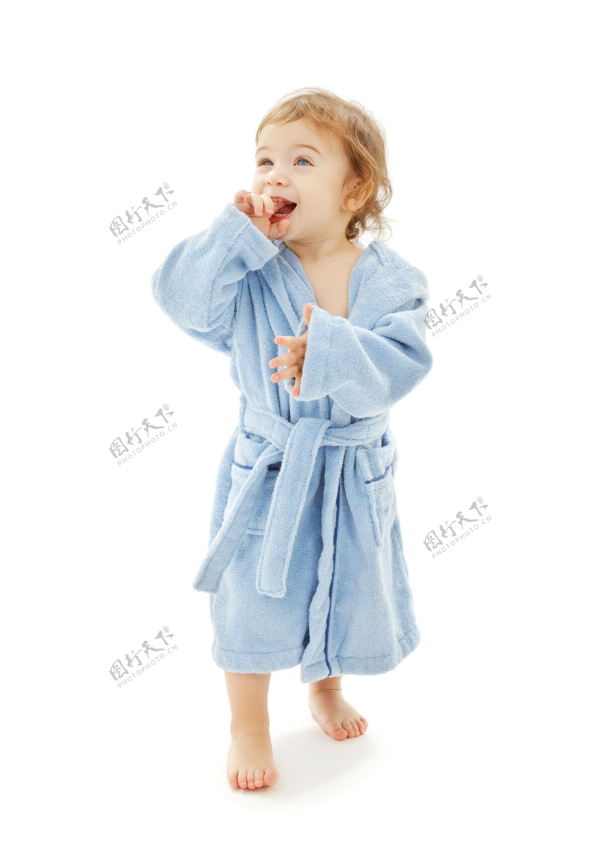 生活穿蓝袍白袍的男婴男孩舒适童年